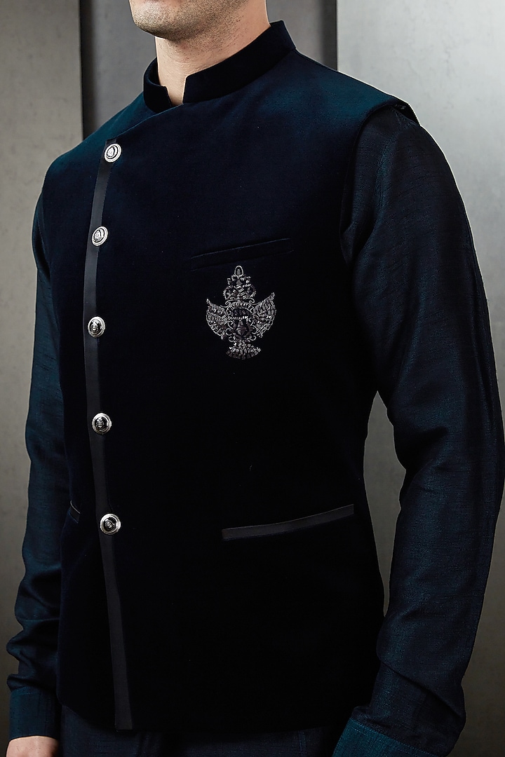 Navy Silk Velvet Asymmetric Bundi Jacket by Rohit Gandhi & Rahul Khanna Men at Pernia's Pop Up Shop
