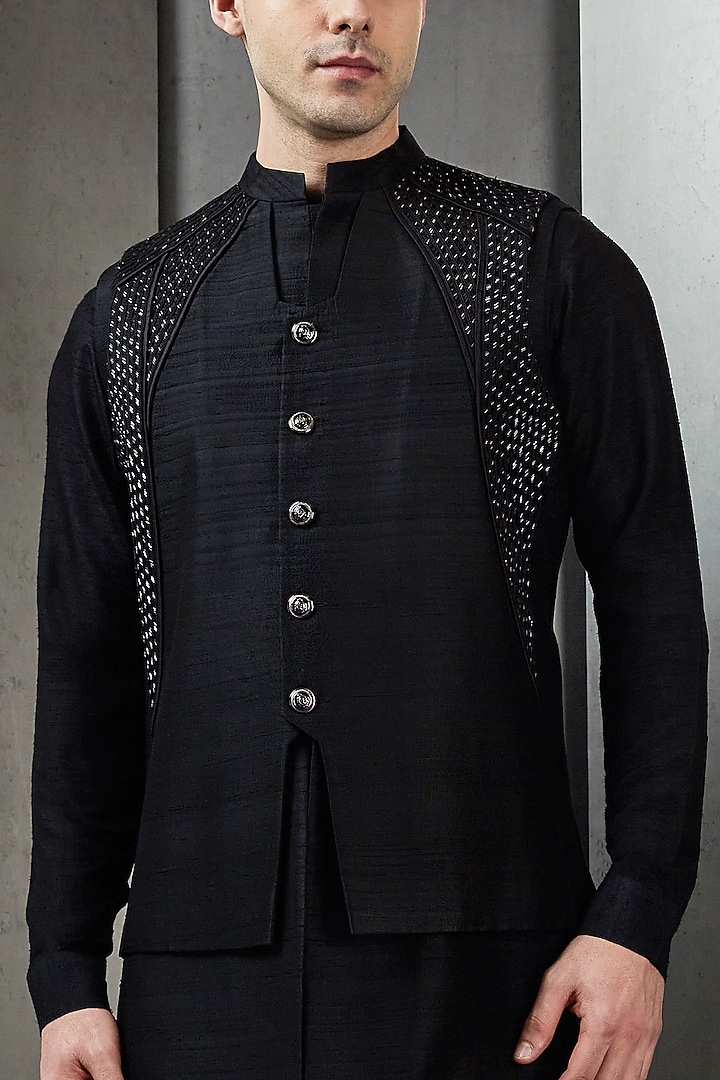 Black Cotton Embroidered Bundi Jacket by Rohit Gandhi & Rahul Khanna Men at Pernia's Pop Up Shop