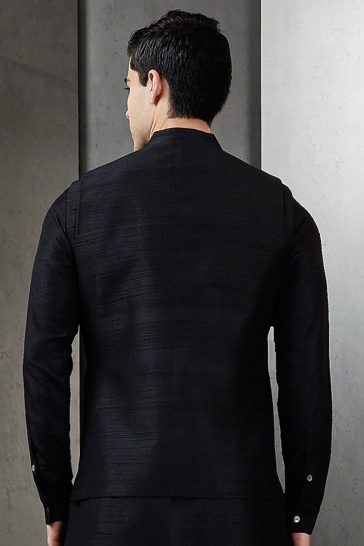 Black Cotton Embroidered Bundi Jacket by Rohit Gandhi & Rahul Khanna Men at Pernia's Pop Up Shop