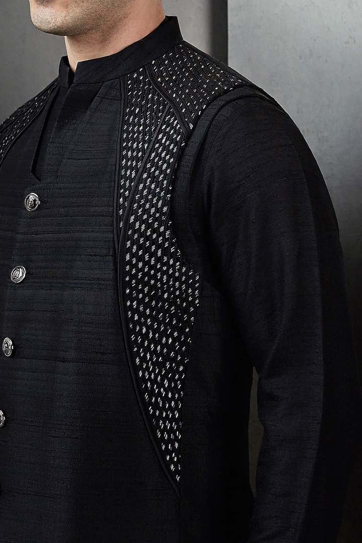 Black Cotton Embroidered Bundi Jacket by Rohit Gandhi & Rahul Khanna Men at Pernia's Pop Up Shop