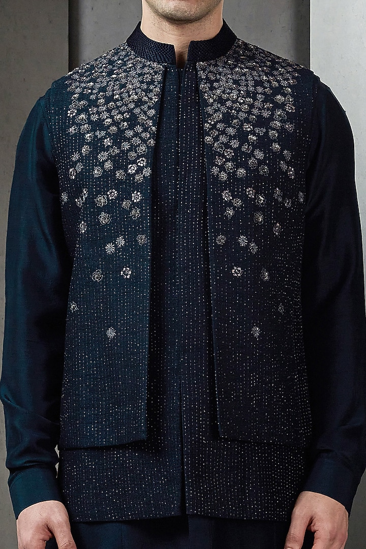 Navy Linen Floral Embroidered Bundi Jacket by Rohit Gandhi & Rahul Khanna Men at Pernia's Pop Up Shop