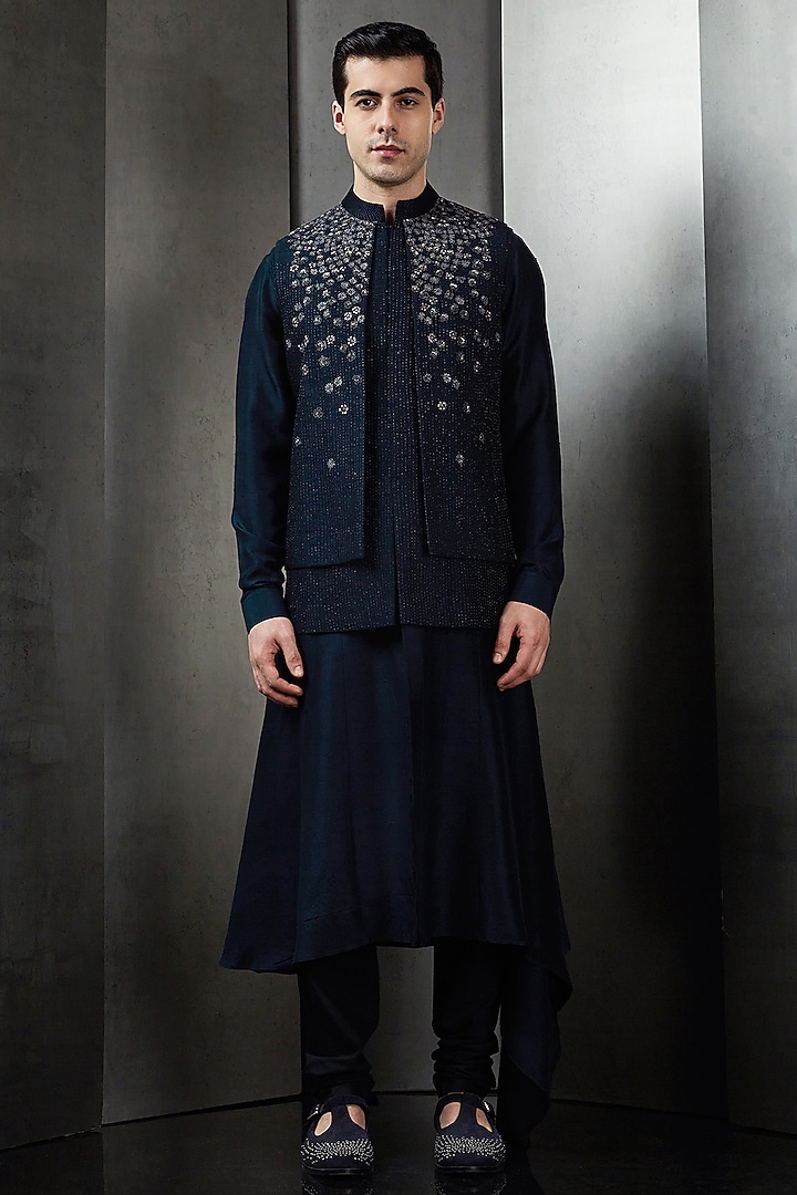 Navy Linen Floral Embroidered Bundi Jacket by Rohit Gandhi & Rahul Khanna Men at Pernia's Pop Up Shop