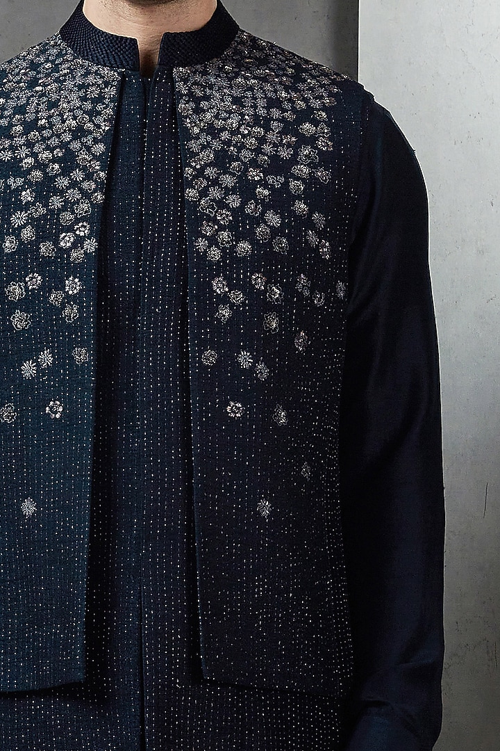 Navy Linen Floral Embroidered Bundi Jacket by Rohit Gandhi & Rahul Khanna Men at Pernia's Pop Up Shop