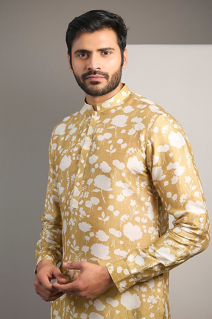Mustard Viscose Blend Printed Short Kurta by Rohit Gandhi & Rahul Khanna Men at Pernia's Pop Up Shop