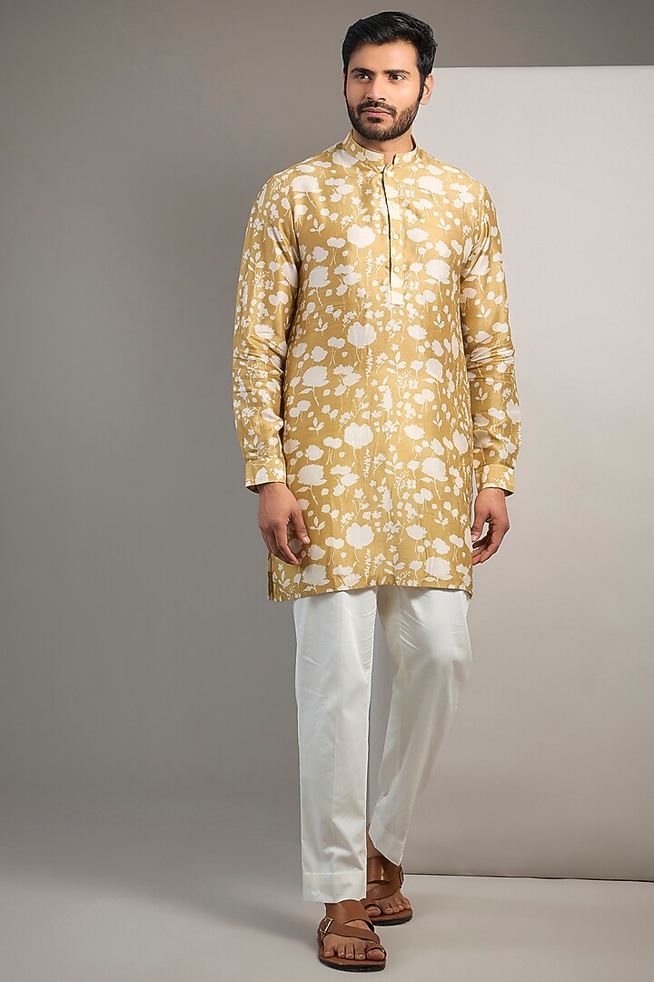 Mustard Viscose Blend Printed Short Kurta by Rohit Gandhi & Rahul Khanna Men at Pernia's Pop Up Shop