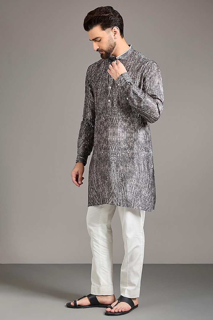 Charcoal Gusseted Cotton Printed Kurta by Rohit Gandhi & Rahul Khanna Men at Pernia's Pop Up Shop