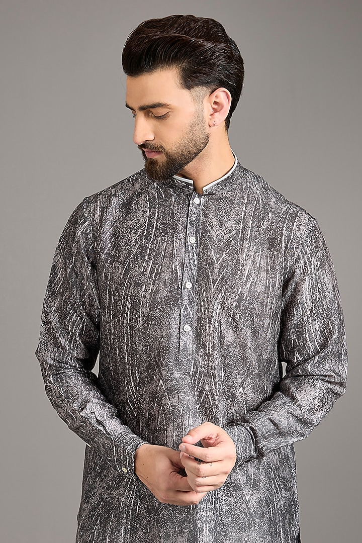 Charcoal Gusseted Cotton Printed Kurta by Rohit Gandhi & Rahul Khanna Men at Pernia's Pop Up Shop