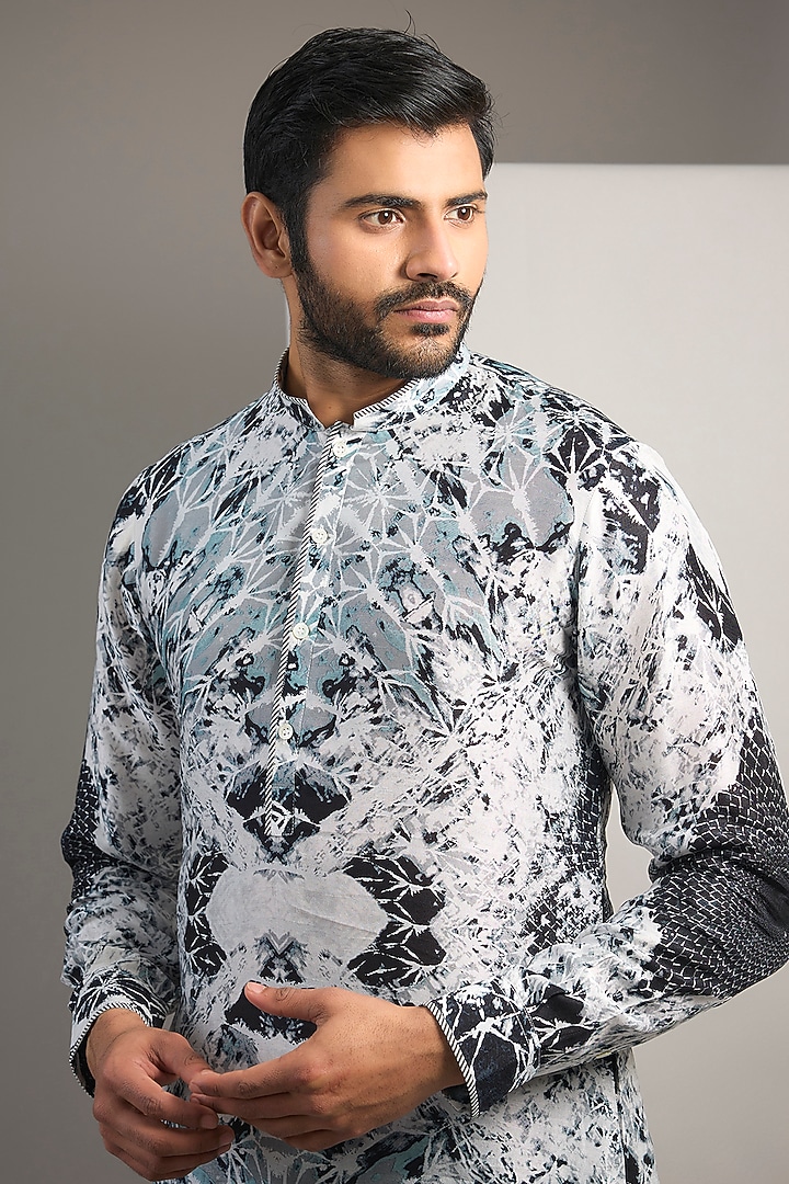 Black & White Viscose Printed Short Kurta by Rohit Gandhi & Rahul Khanna Men at Pernia's Pop Up Shop