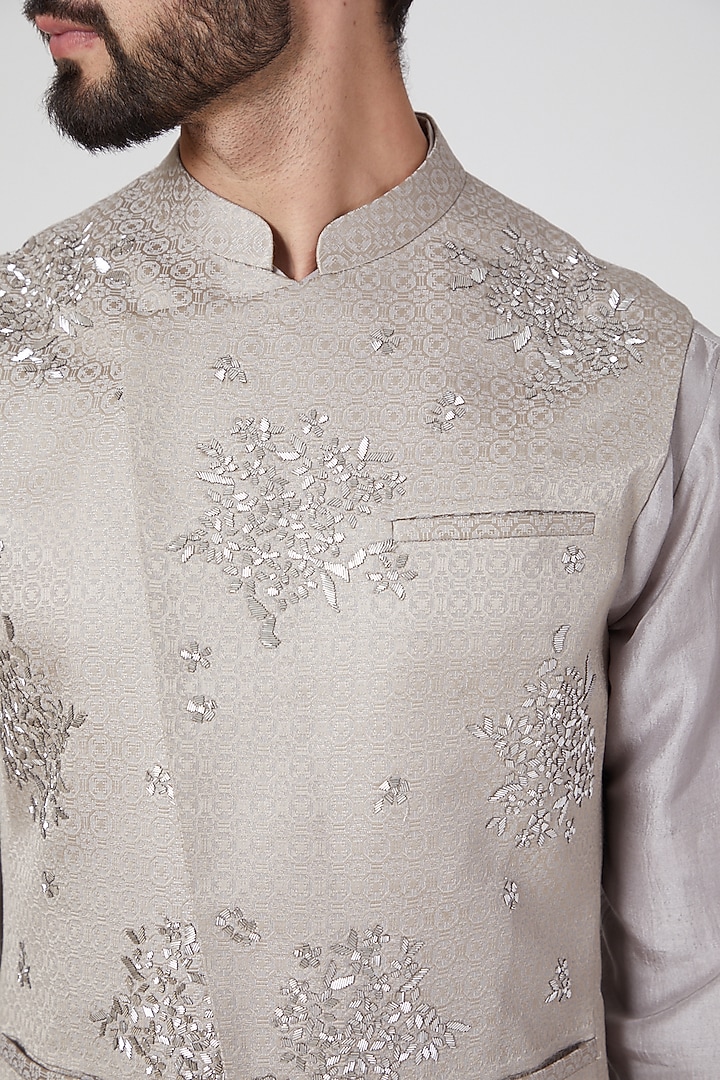 Grey Embroidered Waist Jacket by Rohit Gandhi & Rahul Khanna Men at Pernia's Pop Up Shop
