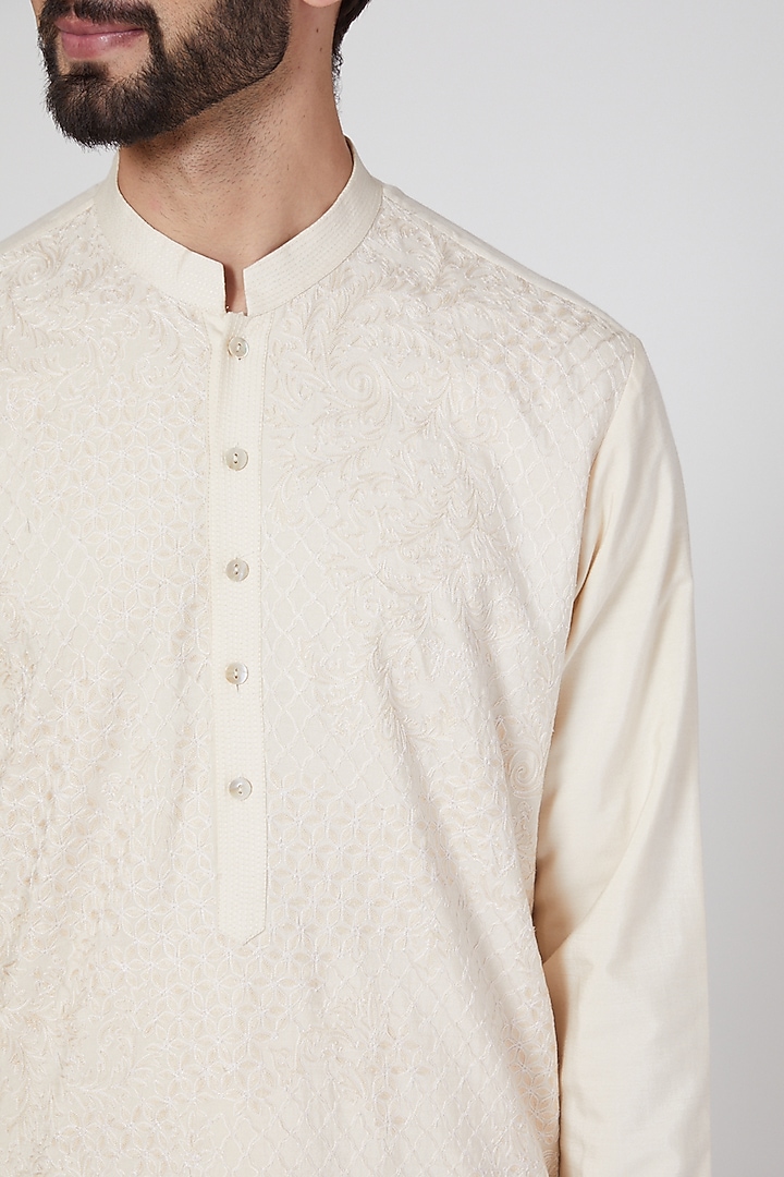 Ivory Embroidered Kurta Set by Rohit Gandhi & Rahul Khanna Men at Pernia's Pop Up Shop