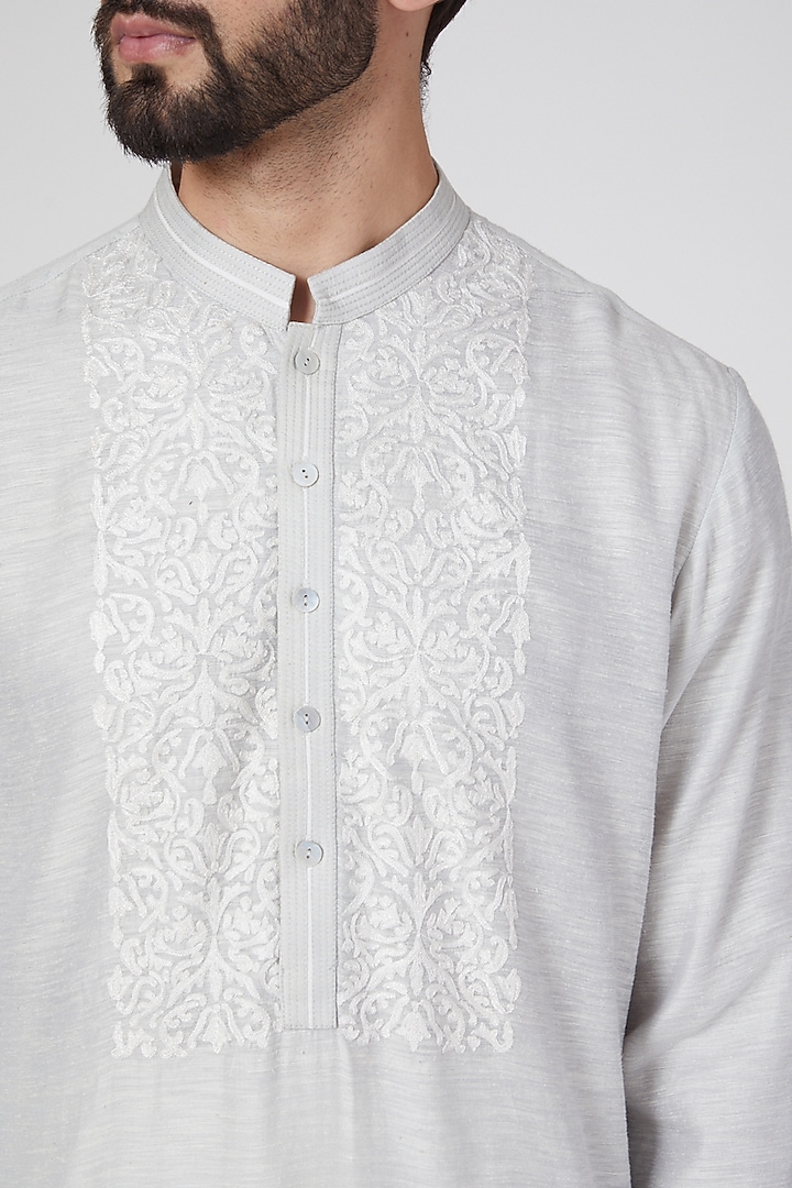Grey Embroidered Kurta Set by Rohit Gandhi & Rahul Khanna Men at Pernia's Pop Up Shop