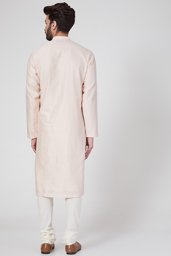 Peach Silk Thread Embroidered Kurta Set by Rohit Gandhi & Rahul Khanna Men at Pernia's Pop Up Shop