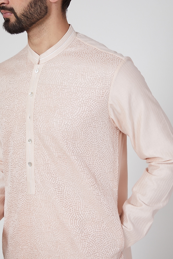 Peach Silk Thread Embroidered Kurta Set by Rohit Gandhi & Rahul Khanna Men at Pernia's Pop Up Shop