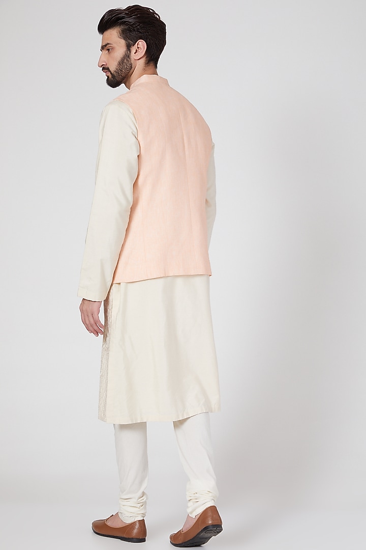 Peach Linen Embroidered Bundi Jacket by Rohit Gandhi & Rahul Khanna Men at Pernia's Pop Up Shop