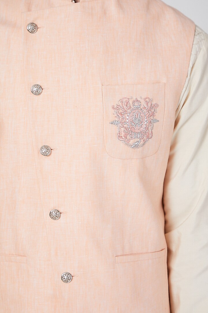 Peach Linen Embroidered Bundi Jacket by Rohit Gandhi & Rahul Khanna Men at Pernia's Pop Up Shop