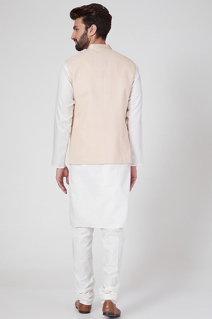 Peach Cotton Kantha Embroidered Bundi Jacket by Rohit Gandhi & Rahul Khanna Men at Pernia's Pop Up Shop