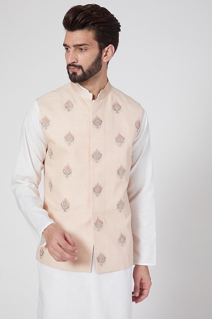 Peach Cotton Kantha Embroidered Bundi Jacket by Rohit Gandhi & Rahul Khanna Men at Pernia's Pop Up Shop