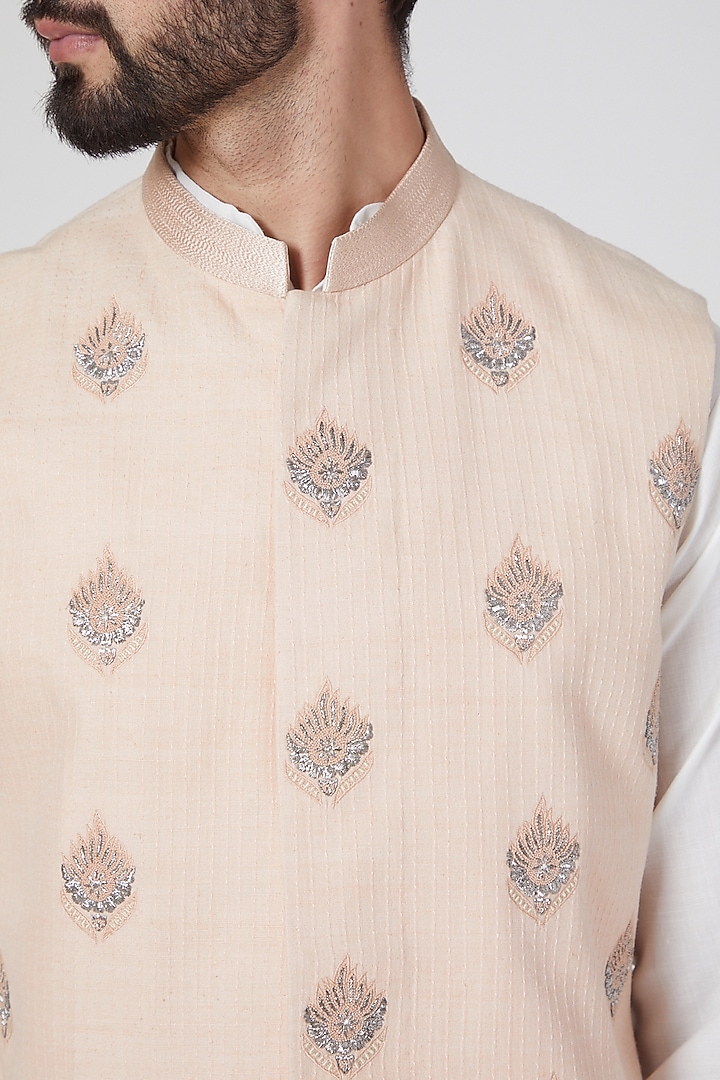 Peach Cotton Kantha Embroidered Bundi Jacket by Rohit Gandhi & Rahul Khanna Men at Pernia's Pop Up Shop