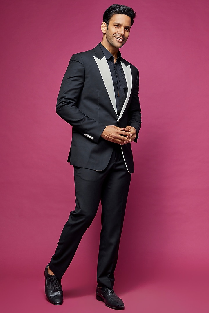 Black Suiting Tuxedo Set by Rohit Gandhi & Rahul Khanna Men at Pernia's Pop Up Shop