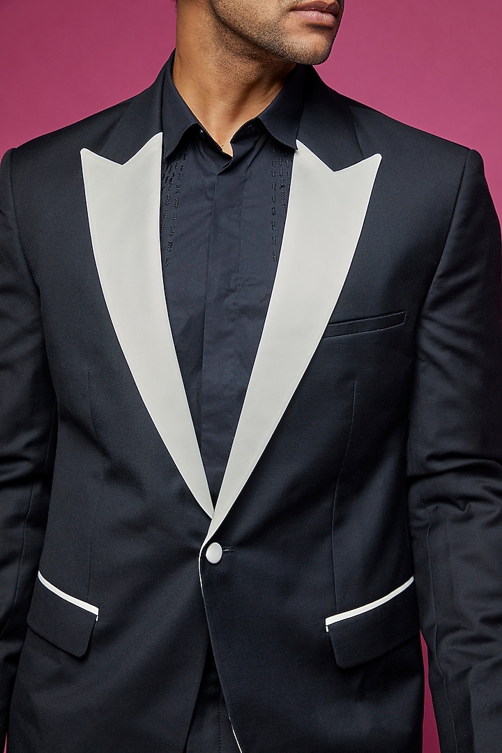 Black Suiting Tuxedo Set by Rohit Gandhi & Rahul Khanna Men at Pernia's Pop Up Shop