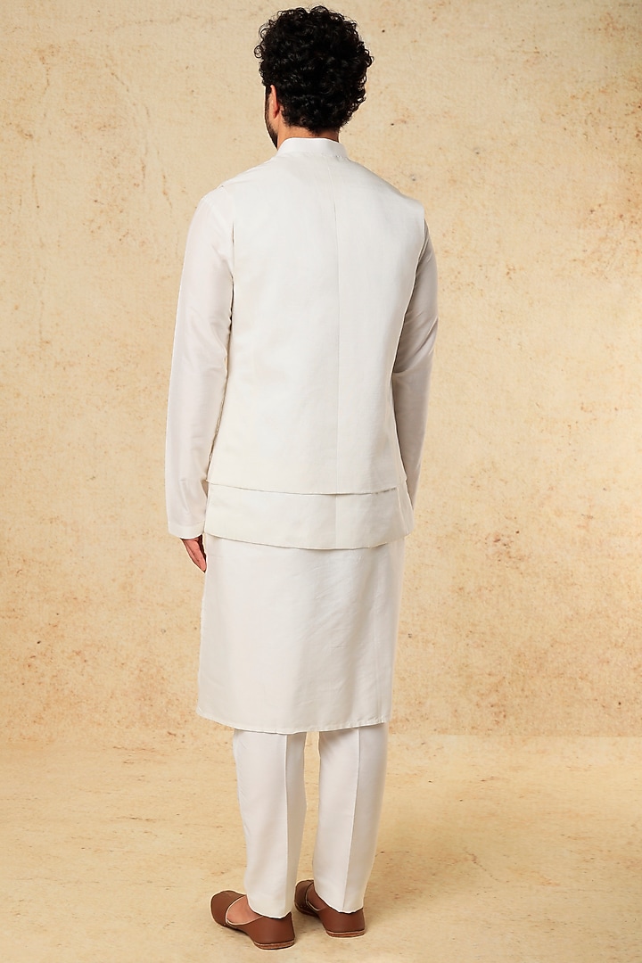 White Linen Floral Thread Embroidered Bundi Jacket by Rohit Gandhi & Rahul Khanna Men at Pernia's Pop Up Shop