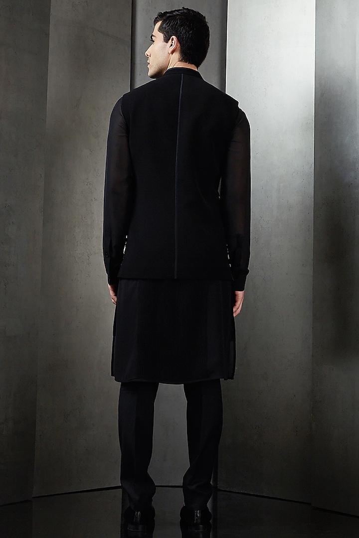 Black Suiting Bead Embroidered Bundi Jacket by Rohit Gandhi & Rahul Khanna Men at Pernia's Pop Up Shop
