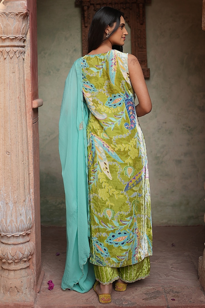 Parrot Green Embroidered Kurta Set by RUHR INDIA at Pernia's Pop Up