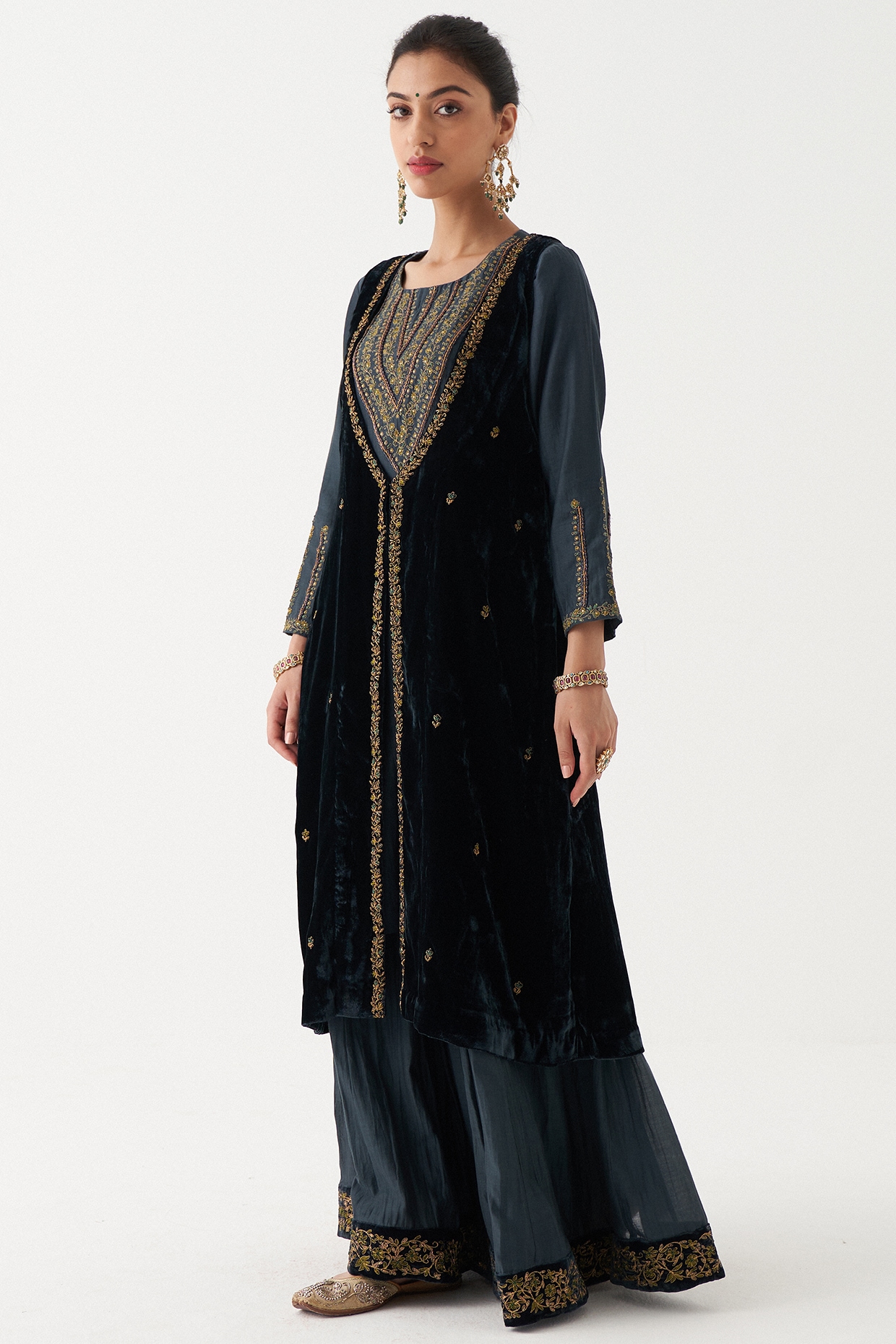 Online Ethnic Jacket Style Salwar Kameez | Andaazfashion.com