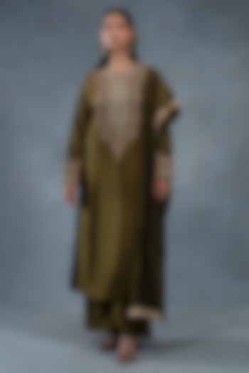 Olive Green Chanderi Silk Hand Embroidered Kurta Set by RICHA AHLUWALIA at Pernia's Pop Up Shop