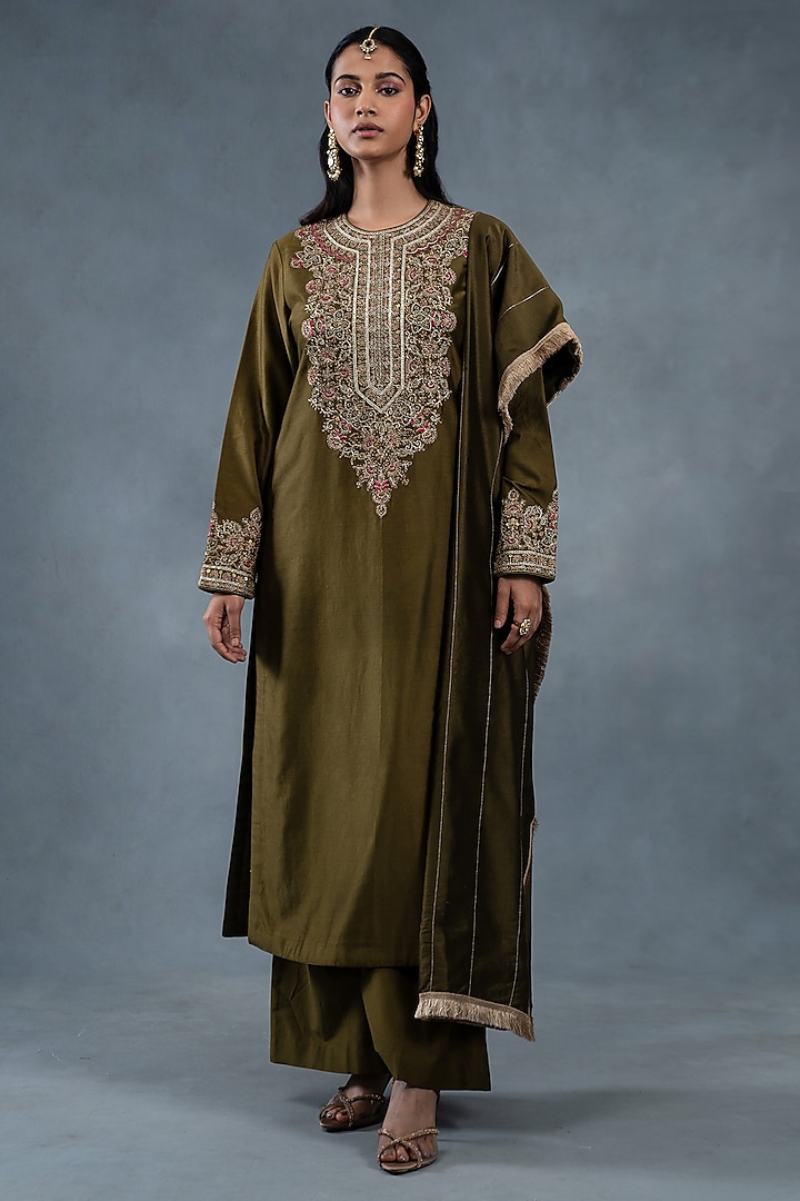 Olive Green Chanderi Silk Hand Embroidered Kurta Set by RICHA AHLUWALIA at Pernia's Pop Up Shop