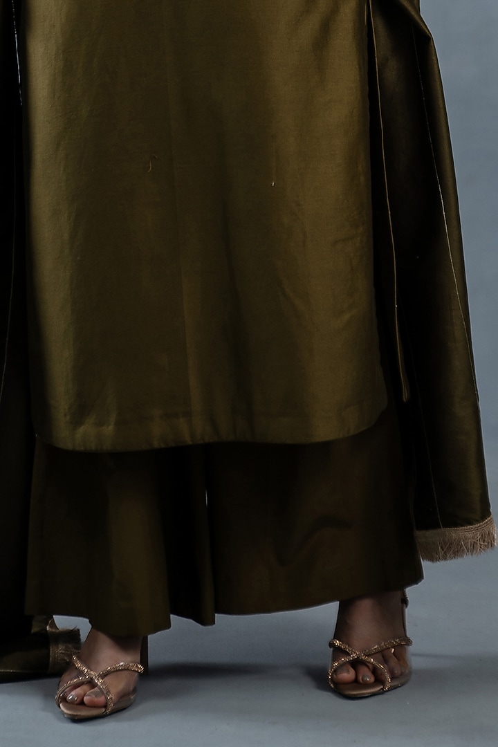 Olive Green Chanderi Silk Hand Embroidered Kurta Set by RICHA AHLUWALIA at Pernia's Pop Up Shop