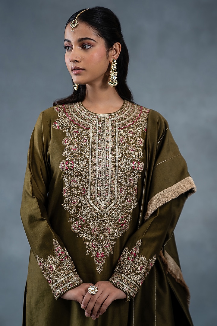 Olive Green Chanderi Silk Hand Embroidered Kurta Set by RICHA AHLUWALIA at Pernia's Pop Up Shop