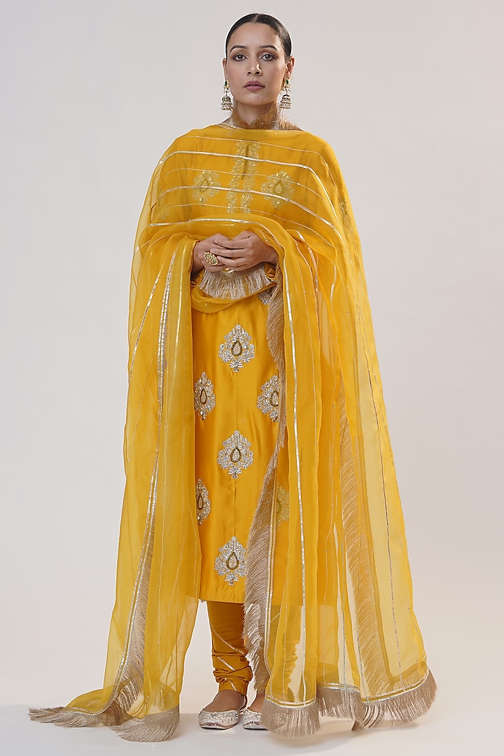 Mustard Yellow Chanderi Silk Zardosi Embroidered Kurta Set by RICHA AHLUWALIA at Pernia's Pop Up Shop