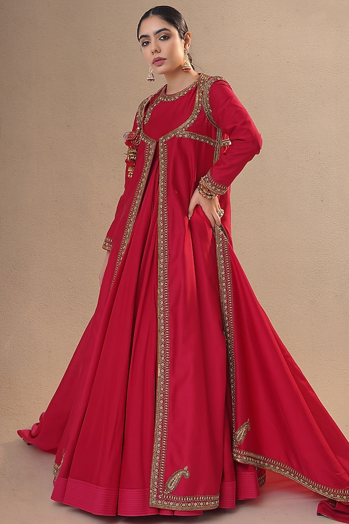 Sindoori Red Chanderi Silk Zardosi Hand & Machine Embroidered Anarkali Set by RICHA AHLUWALIA at Pernia's Pop Up Shop