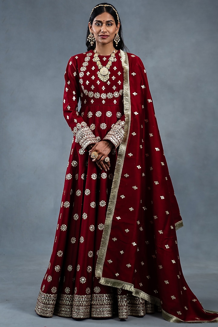 Cardinal Red Chanderi Silk Hand & Machine Embroidered Anarkali Set by RICHA AHLUWALIA at Pernia's Pop Up Shop