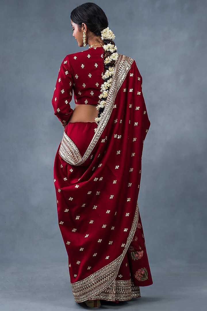 Cardinal Red Chanderi Hand & Machine Embroidered Reception Saree Set by RICHA AHLUWALIA at Pernia's Pop Up Shop