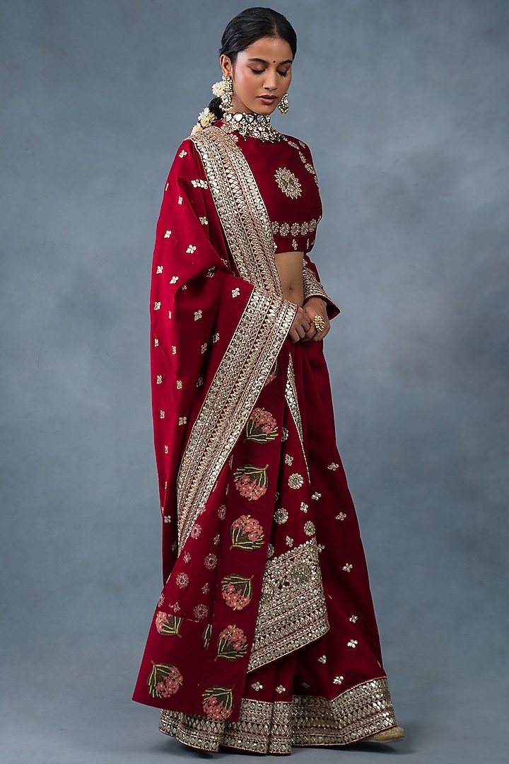 Cardinal Red Chanderi Hand & Machine Embroidered Reception Saree Set by RICHA AHLUWALIA at Pernia's Pop Up Shop