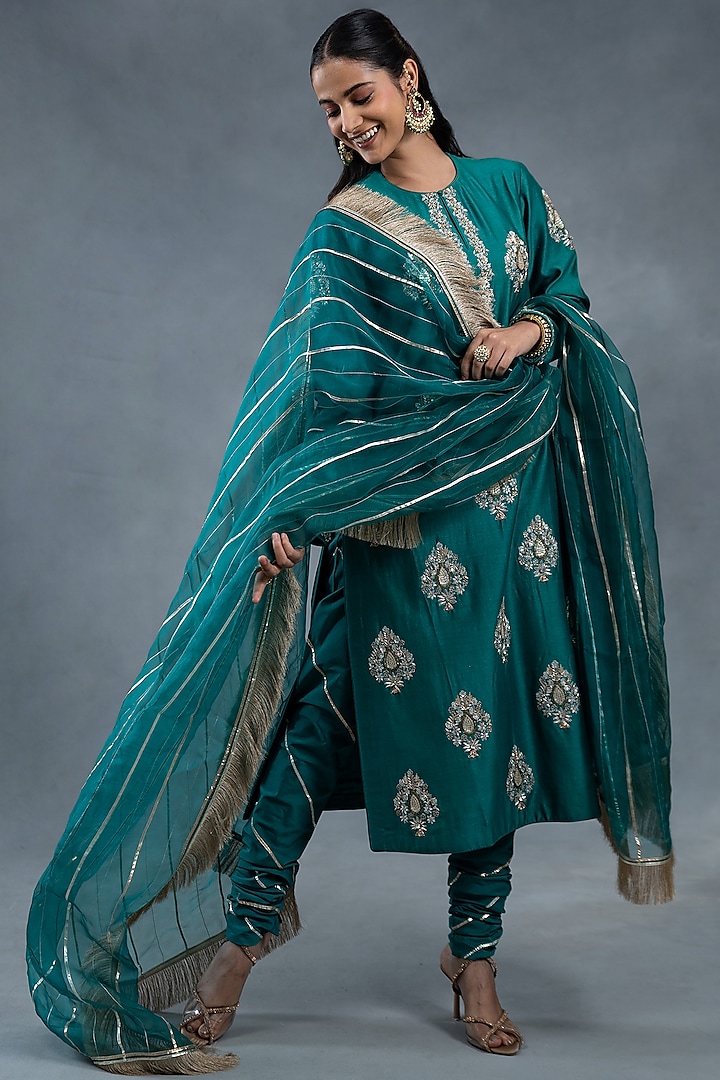 Teal Green Chanderi Hand & Machine Embroidered Kurta Set by RICHA AHLUWALIA at Pernia's Pop Up Shop