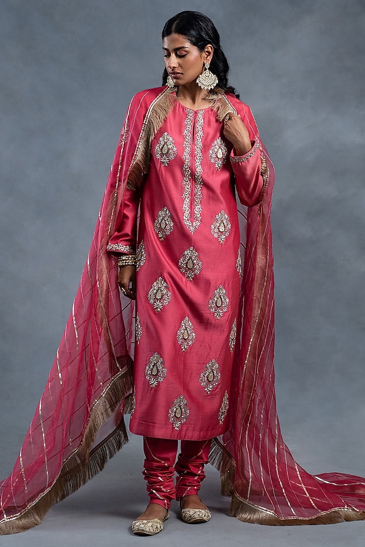 Rose Pink Chanderi Zari Hand & Machine Embroidered Kurta Set by RICHA AHLUWALIA at Pernia's Pop Up Shop