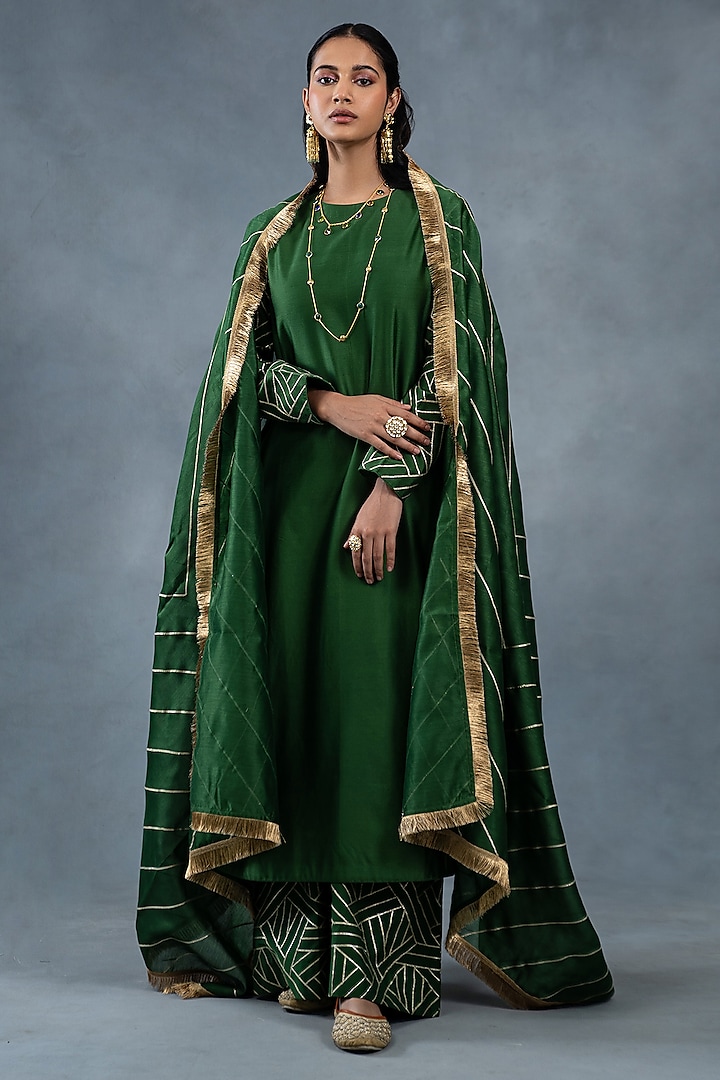 Green Chanderi Hand & Machine Embroidered Kurta Set by RICHA AHLUWALIA