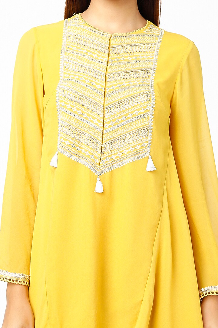 Yellow Georgette Embroidered Kurta Set by Ridhi agarwal at Pernia's Pop Up Shop