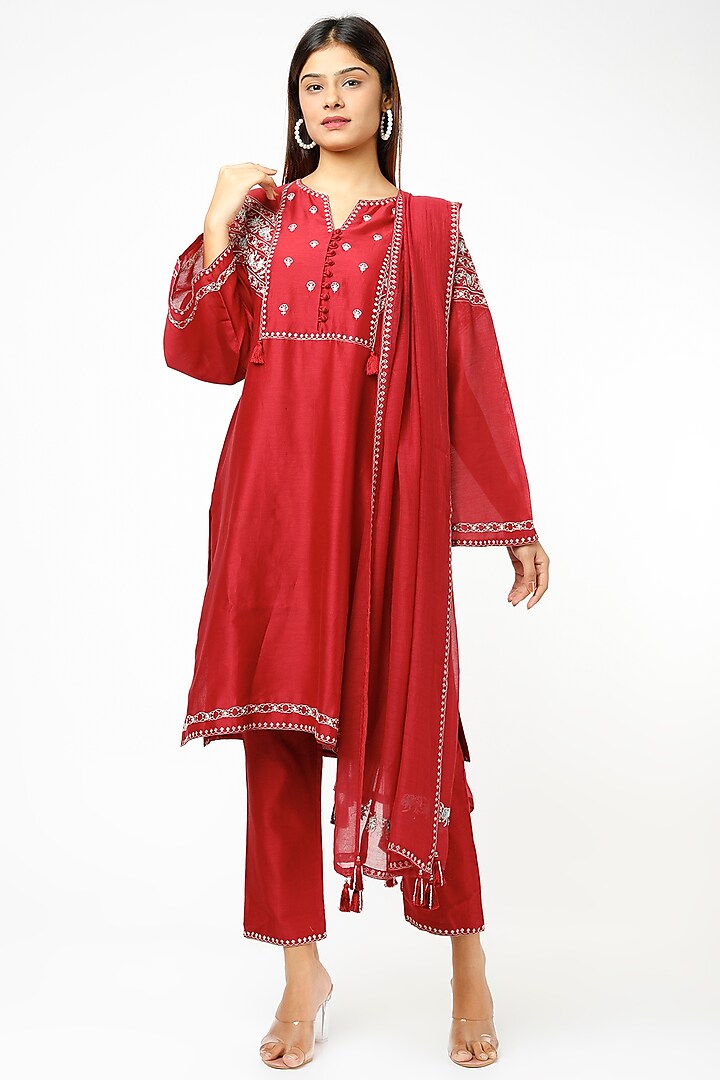 Red Chanderi Embroidered Kurta Set by Ridhi agarwal