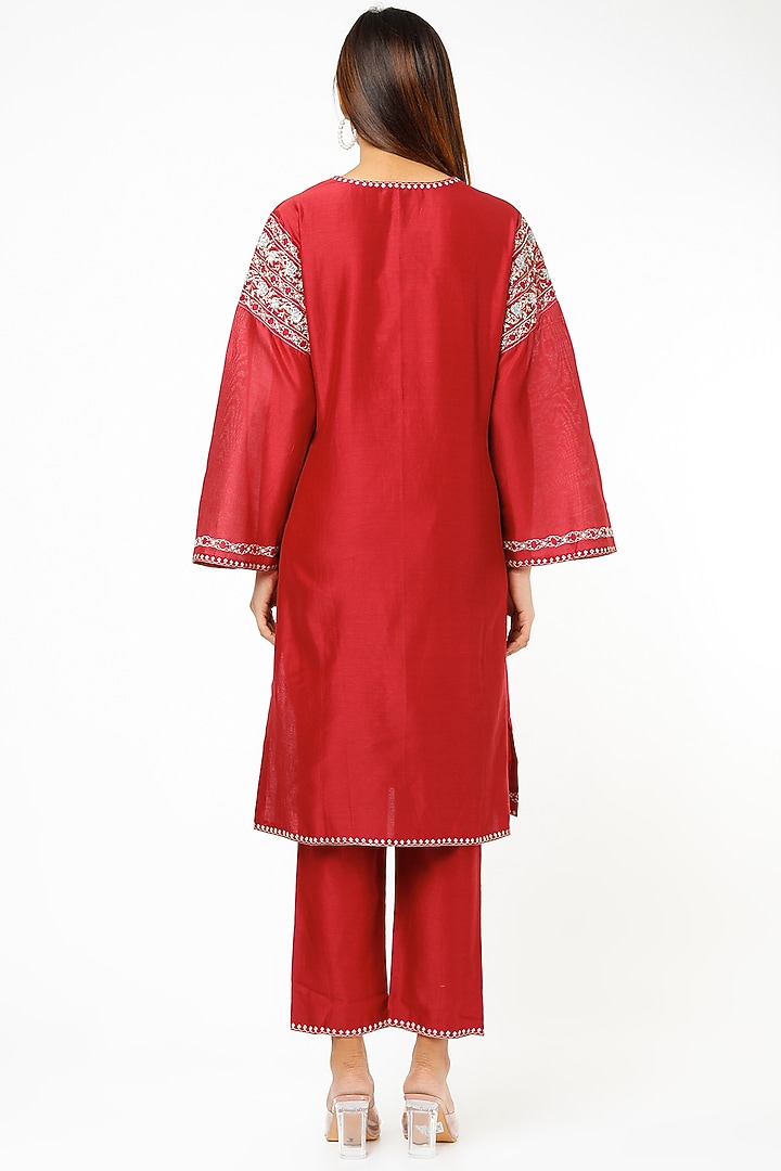 Red Chanderi Embroidered Kurta Set by Ridhi agarwal at Pernia's Pop Up Shop