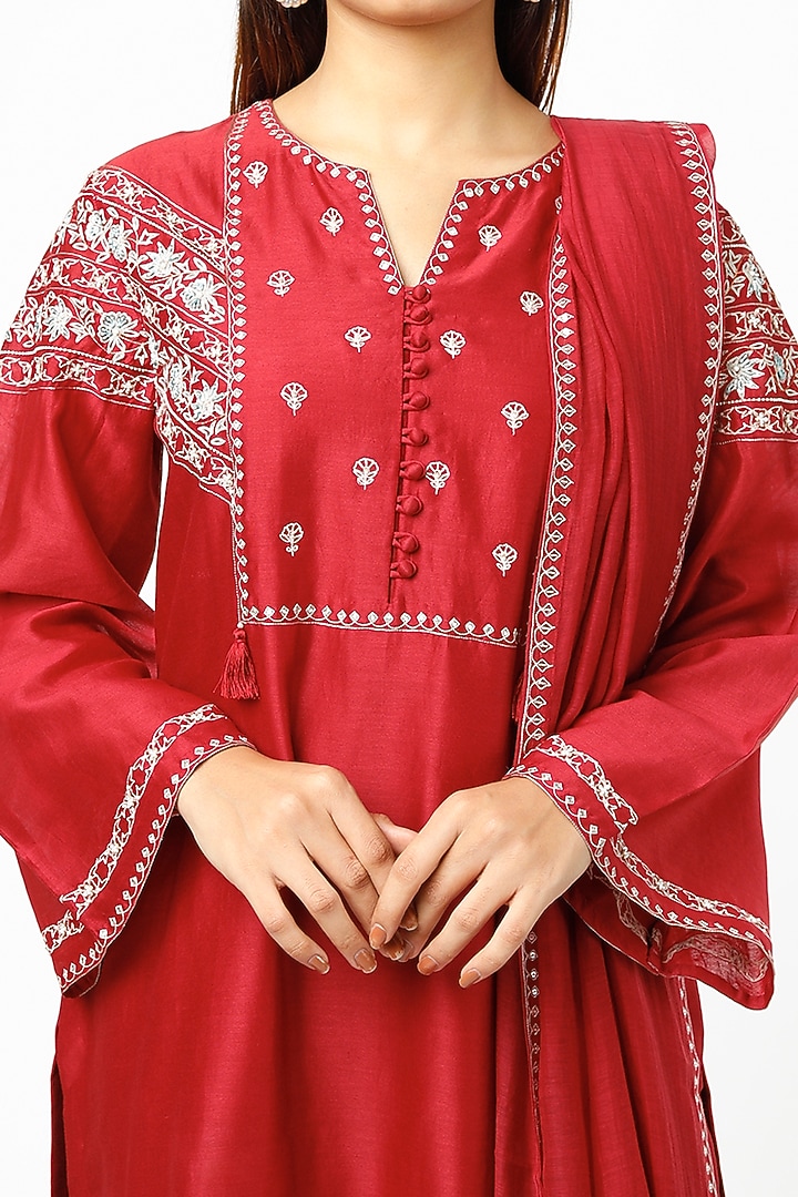 Red Chanderi Embroidered Kurta Set by Ridhi agarwal at Pernia's Pop Up Shop