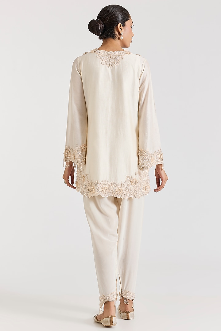 Ivory Chanderi Aari Embroidered Kurta Set by Ridhima Bhasin at Pernia's Pop Up Shop