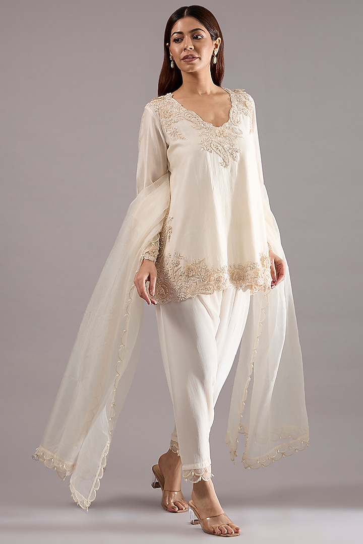 Ivory Chanderi Embroidered Kurta Set by Ridhima Bhasin at Pernia's Pop Up Shop