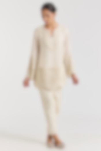 Ivory Chanderi Aari Embroidered Kurta Set by Ridhima Bhasin at Pernia's Pop Up Shop