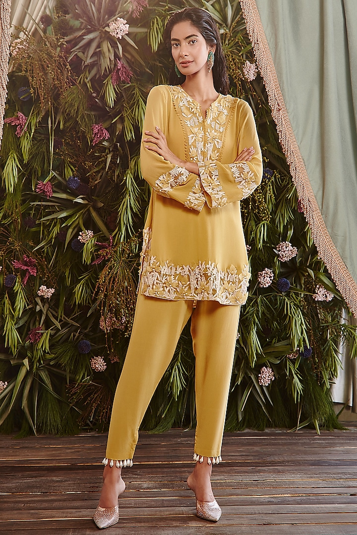 Mellow-Yellow Embroidered Kurta Set by Ridhima Bhasin at Pernia's Pop Up Shop