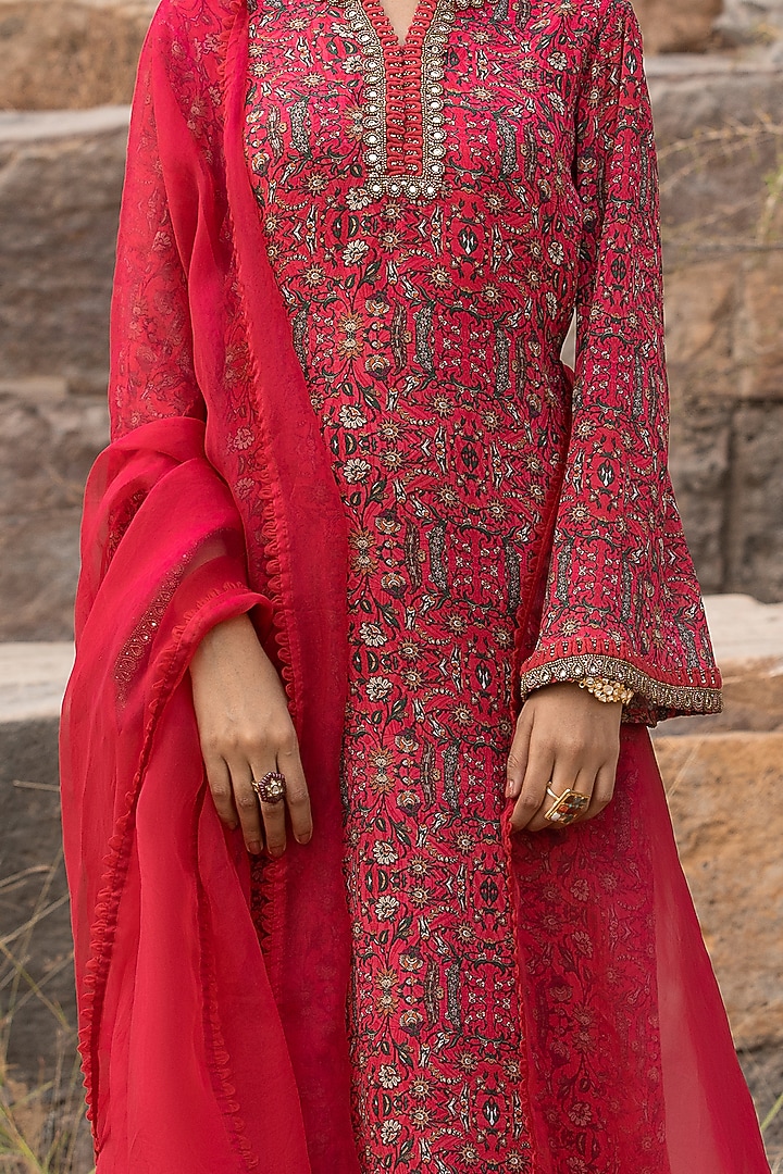 Fuchsia Embroidered Kurta Set by Ridhima Bhasin at Pernia's Pop Up Shop