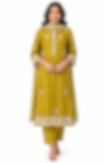 Lemon Yellow Silk Aari Work Kurta Set by Ridhi garg at Pernia's Pop Up Shop